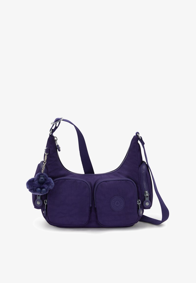 Bolso de hombro de nailon morado con dos bolsillos frontales con cremallera, correa ajustable y un llavero con un pom-pom azul y un mono.