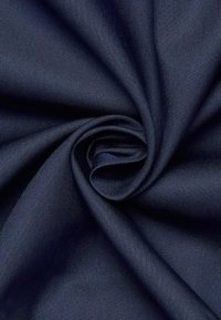 Navyblauwe geweven stof, met een gladde textuur en een subtiele glans. Het materiaal is gevouwen in een spiraalpatroon, waardoor de val en flexibiliteit zichtbaar zijn.