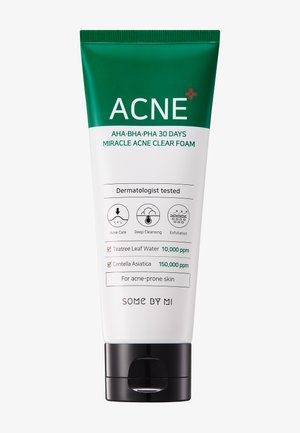 Witte tube met groene dop, gelabeld "ACNE+ AHA-BHA-PHA Miracle Acne Clear Foam." Bevat pictogrammen voor acne behandeling, diepe reiniging, en exfoliatie.