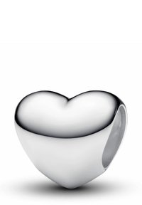 Charms in argento a forma di cuore con una superficie liscia e lucida e un interno cavo. Presenta bordi arrotondati e una finitura lucida.