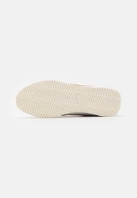 Nike Sportswear CORTEZ - Sportbačiai - white/hemp/dark raisin/pale ivory