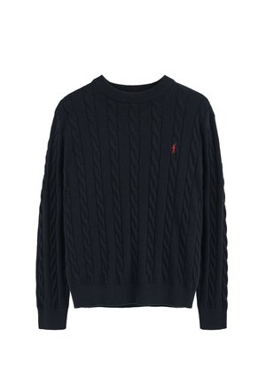 Granatowy sweter z teksturą w warkocze, z okrągłym, prążkowanym dekoltem oraz długimi rękawami. Posiada małe czerwone logo po lewej stronie klatki piersiowej.