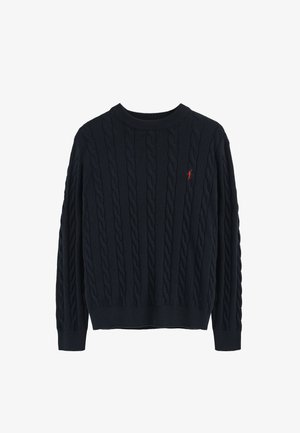 Marineblauwe trui met kabelbreisel, geribbelde ronde halslijn en lange mouwen. Bevat een klein rood logo op de linkerkant van de borst.