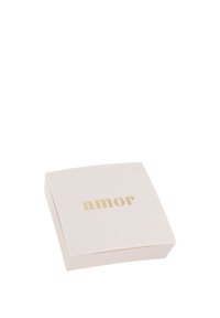 Scatola di gioielli bianca quadrata con testo dorato "amor" centrato sul coperchio, isolata su sfondo bianco.