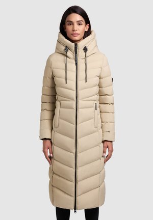 Langer beigefarbener Daunenmantel mit hohem Kragen, vertikal gestepptem Design, Frontreißverschluss und Kordelzug an der Kapuze. Verfügt über seitliche Taschen.