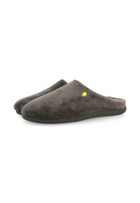 Chaussons en suédine grise avec une texture douce, arrière fermé et bout arrondi. Dotés d'une petite icône jaune sur le côté et d'une semelle noire.