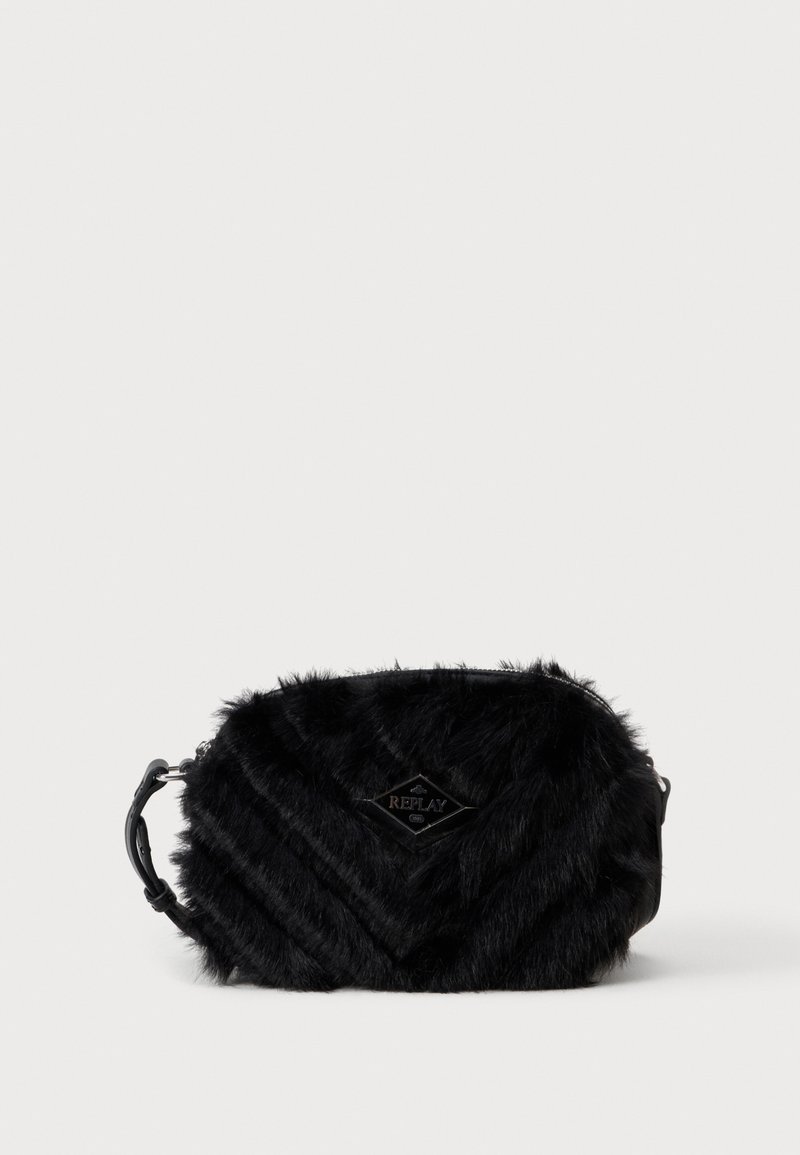Čierna crossbody taška z umelého kožúška s chevron vzorom. Má odnímateľný popruh a textúrovaný povrch. Logo je zobrazené na prednej strane.