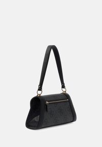 Borsa nera con forma strutturata, superficie testurizzata, cerniera dorata e tracolla singola regolabile.