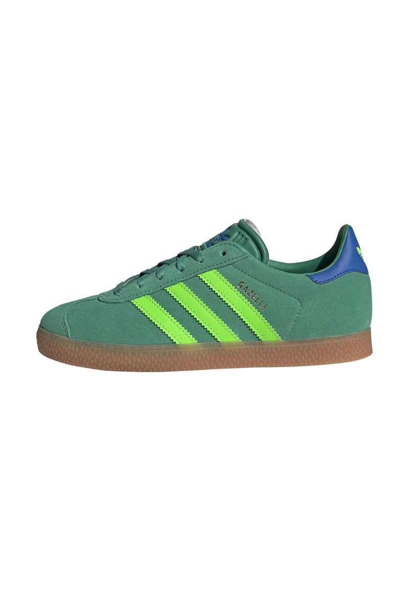 Zielone zamszowe sneakersy z neonowymi zielonymi paskami, gumową podeszwą oraz niebieskimi akcentami na obcasie; zaprojektowane w klasycznym, niskim profilu.