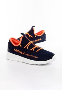 Baskets Kaporal bleu marine et orange avec semelles blanches, lacets orange et coordonnées textuelles sur le côté, présentées en angle sur fond blanc.