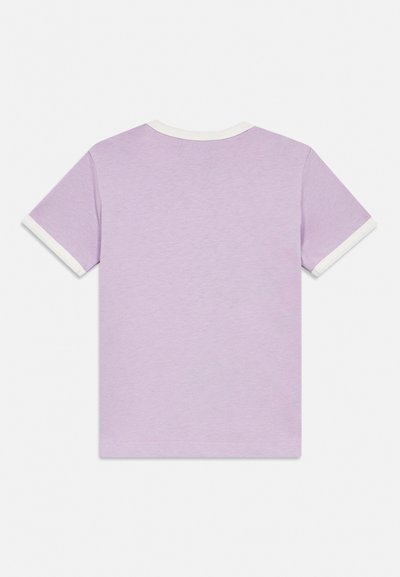 T-shirt lilas à manches courtes avec bordure blanche au col et aux bords des manches, présenté à plat montrant le dos.