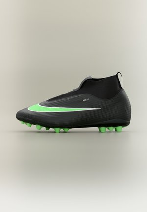 Čierno-zelená futbalová kopačka Nike so zelenými kolíkmi, vysokým golierom okolo členku a veľkým zeleno-bielym logom Nike na boku.