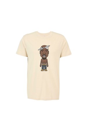 Beige bomulds T-shirt med et cartoon motiv af en mand med bandana, iført mørke jeans og gule støvler. Rund halsudskæring og korte ærmer.