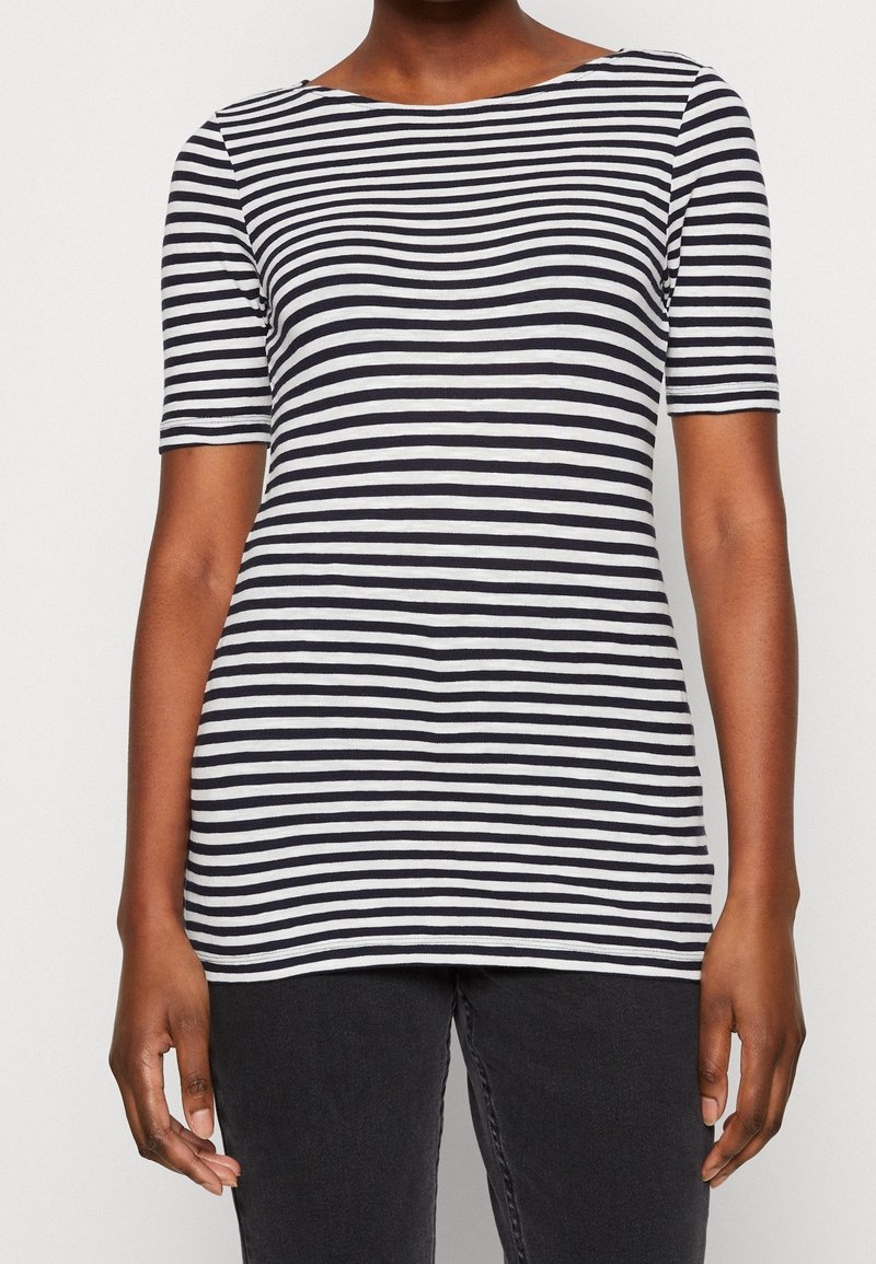 Czarny i biały pasiasty t-shirt z krótkim rękawem i okrągłym dekoltem, wykonany z miękkiej, elastycznej tkaniny. Dodatkowe szczegóły obejmują lekko zaokrąglony dół.