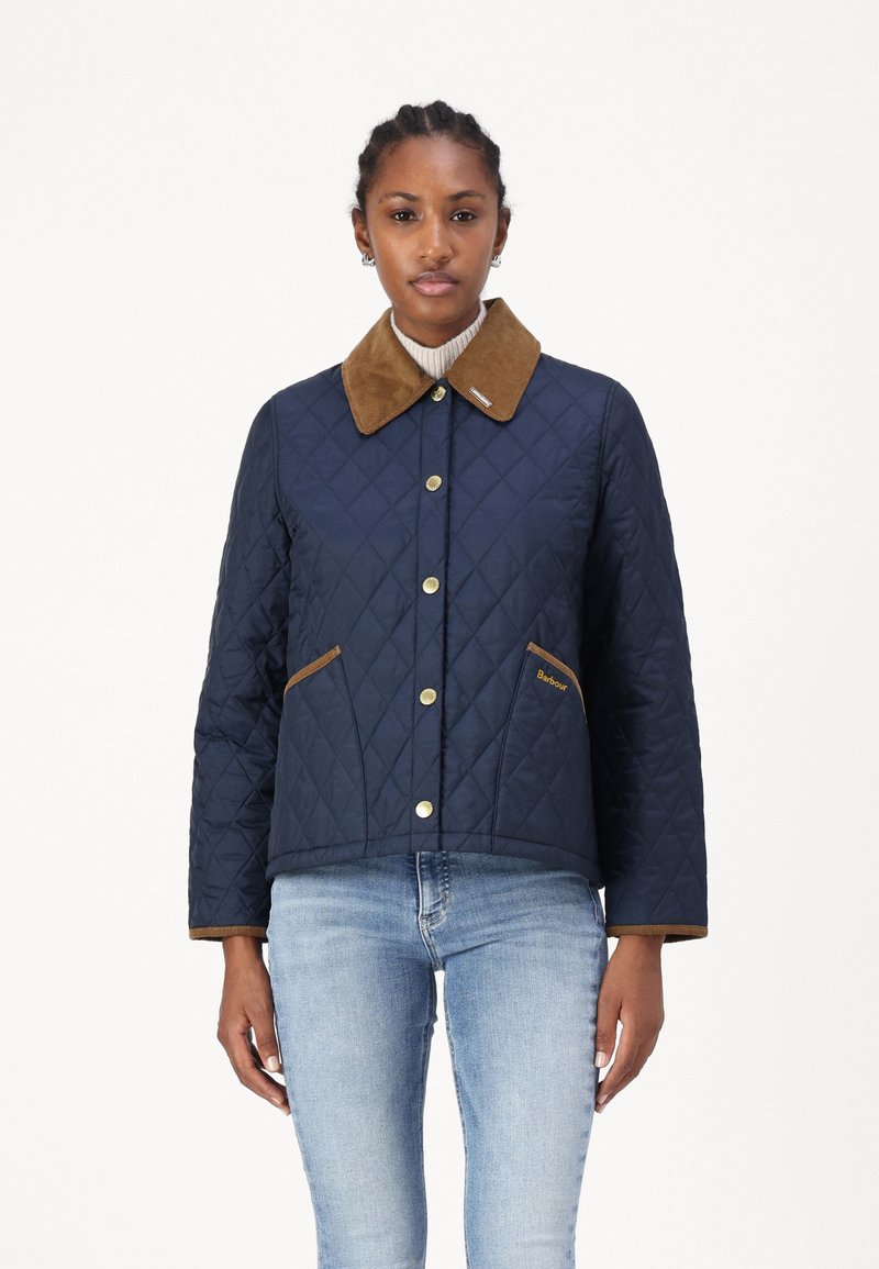 Granatowa pikowana kurtka z brązowym kołnierzem z kordurowego materiału, złotymi zatrzaskami oraz bocznymi kieszeniami z brązowymi akcentami. Regularny krój, klasyczny design.