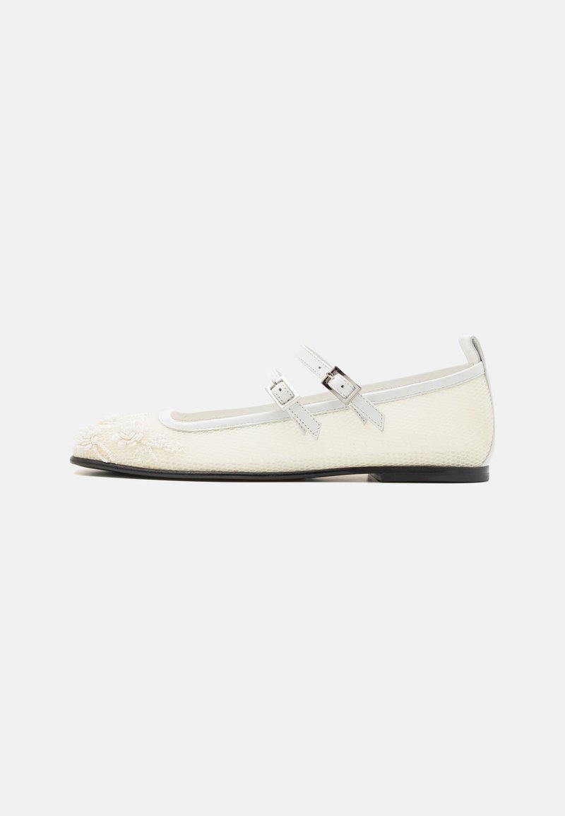 Ballerines blanches à brides réglables, dessus texturé, broderies florales au niveau des orteils et un petit talon noir.