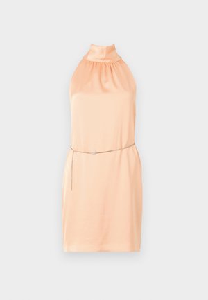 Pfirsichfarbendes Trägerkleid aus glattem Stoff mit gerafftem Ausschnitt. Verfügt über einen metallic Kettengürtel mit dekorativem Akzent.