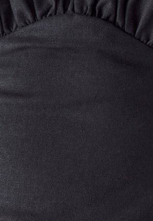 Must mustrih, millel on sile tekstuur, ja ülemisel serval on kogumistäited. Üldine disain on minimalistlik, ilma mustrite või aktsentideta.