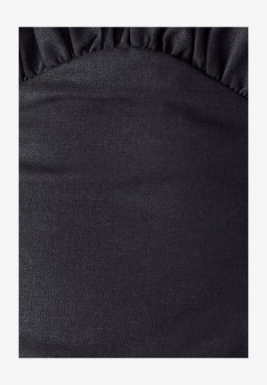 Must mustrih, millel on sile tekstuur, ja ülemisel serval on kogumistäited. Üldine disain on minimalistlik, ilma mustrite või aktsentideta.