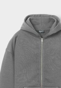 Grauer Zip-Hoodie mit Kapuze und Kordelzug, frontalen Taschen und weichem, strukturiertem Stoff in lässiger Passform.
