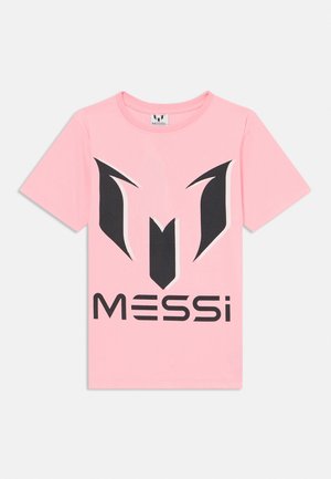 T-shirt rose à manches courtes avec grand logo noir Messi et design stylisé "M" sur le devant sur fond blanc.