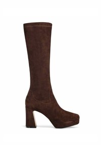 Stivale in suede marrone fino al ginocchio con un tacco spesso e squadrato e suola piatta; presenta dettagli di cucitura minimal e una texture liscia.