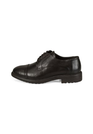 Chaussure habillée pour homme en cuir marron foncé avec lacets, bout capé et semelle épaisse à relief, présentée de profil sur un fond blanc.