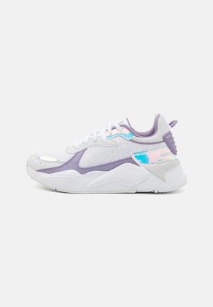Witte en lavendel sneaker met iriserende accenten, mesh bovenkant, dikke zool en een trekband aan de hiel, getoond in zijaanzicht op een witte achtergrond.