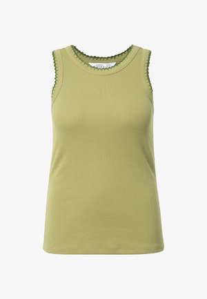 Grünes geripptes Trägershirt mit tailliertem Design, das mit einer gewellten Kante entlang des Ausschnitts und der Armausschnitte für zusätzlichen Detailreichtum versehen ist.