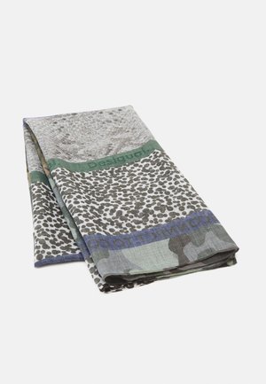 Opgevouwen sjaal met patroon en gemengd dierenprint in zwart, wit, grijs en groentinten op een witte achtergrond.