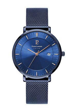Montre solaire bleue avec un cadran texturé, des accents en or rose et un bracelet en maille. Elle dispose d'un affichage de la date à la position de 3 heures.