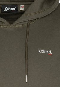 Sudadera de color verde oliva con cordón y logotipo bordado de "Schott NYC" en blanco y rojo. Presenta un ajuste clásico y una textura suave.