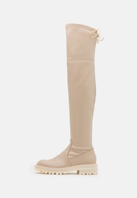 Beige støvler der går over knæet, lavet af glat læder. Har en afrundet tå, chunky hvid sål og justerbar snøring øverst.