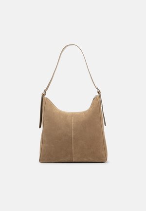 Barna színű, velúr válltáska ívelt felső résszel, egy állítható pánttal és középen függőleges varrásmintával, egyszínű háttéren.