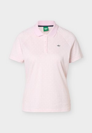 Svetloružové tričko s krátkym rukávom a golierom, so tromi gombíkmi a malým čiernym logom Adidas na ľavej strane hrudníka, zobrazené na bielom jednoduchom pozadí.