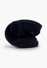 Granatowe klapki z teksturowaną górą, z zamkniętym czubkiem i elastyczną podeszwą. Kompaktowe, zwinięte w kształt półksiężyca do przechowywania.