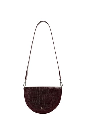 Bolso de mano marrón oscuro en forma de media luna con textura de cocodrilo, correa de hombro ajustable, cierres metálicos y pequeño logo en el centro delantero.