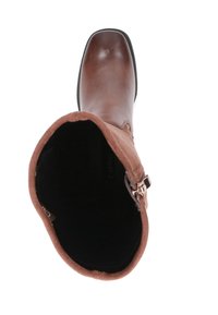 Braunleder-Ankelstiefel mit glatter Oberfläche, runder Zehenform, einem weichen Wildlederschaft und einem goldenen Schnallenakzent. Das Innenfutter verfügt über eine dunkle Auskleidung.
