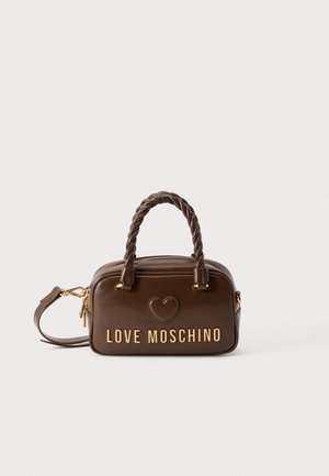Brun læderhåndtaske med flettede håndtag, guld lynlås og beslag, præget hjerte og guld "LOVE MOSCHINO" logo foran.