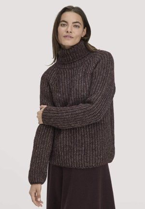 Dikke gebreide coltrui in donker burgundy met een gestructureerd patroon. Beschikt over verlaagde schouders en geribbelde manchetten voor extra comfort.