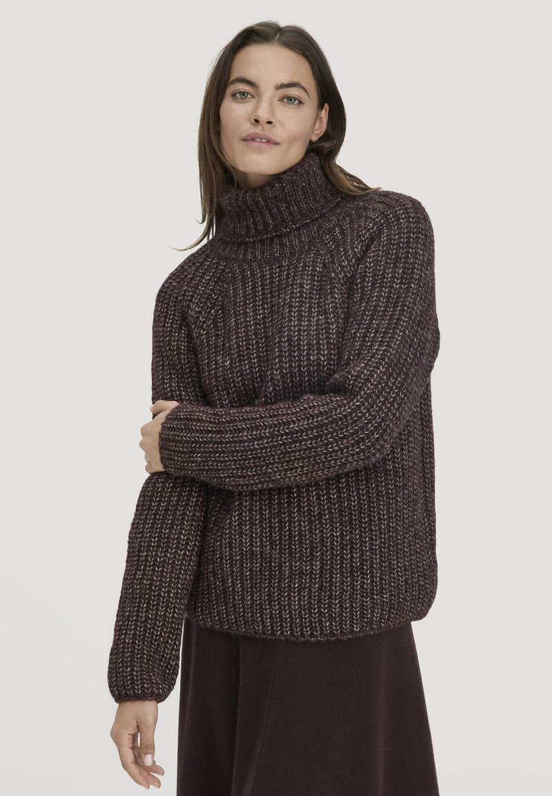 Kuscheliger Strickpullover mit Rollkragen in dunklem Burgunderrot und einem strukturierten Muster. Verfügt über überschnittene Schultern und gerippte Bündchen für zusätzlichen Komfort.