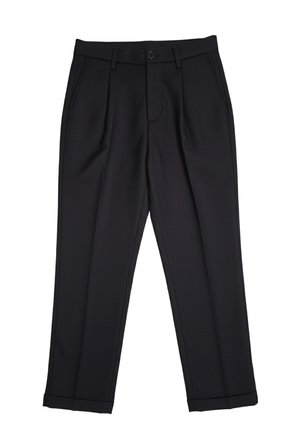 Pantaloni neri su misura con passanti per cintura, pieghe frontali, tasche laterali, chiusura con bottone e orli risvoltati.