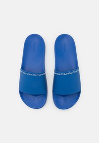 Calvin Klein POOL SLIDE  - Strandpapucsok és -szandálok - delta blue