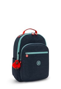 Námořnický batoh s mátovými zipovými akcenty, červeným madlem a klíčenkou opičky. Obsahuje dvě přihrádky, přední kapsu a texturu tkaniny.