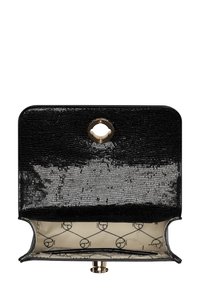Schwarze Handtasche mit strukturierter Oberfläche und glänzender Optik, ausgestattet mit einem Verschluss aus goldfarbenem Metall, und einem beigen Innenfutter, das mit einem sich wiederholenden Logo-Muster ausgekleidet ist.