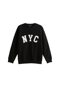 Sudadera negra de mezcla de algodón, con cuello redondo y mangas largas. En el frente tiene "NYC" en letras blancas y en bloque.