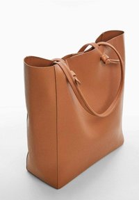 Torebka tote z tanowej skóry o gładkim, teksturowanym wykończeniu, z dwiema długimi rączkami i otwartą górą. Kwadratowa podstawa dla stabilności.