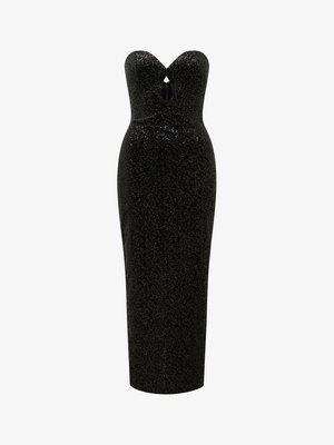 Czarna sukienka wieczorowa z cekinami, bez ramiączek, z dekoltem w kształcie serca, z wycięciem typu keyhole na biuście oraz dopasowaną sylwetką.