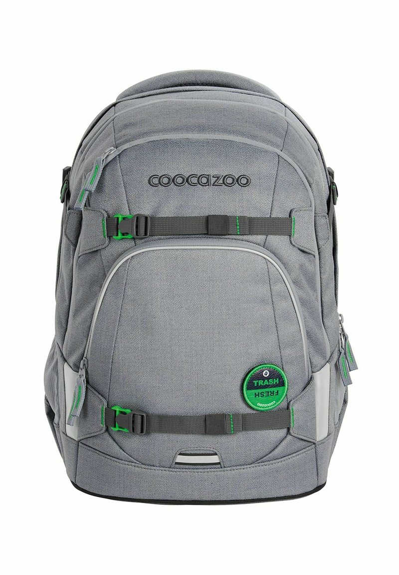 Sac à dos gris avec des bretelles vertes ajustables, en tissu texturé, poches zippées à l'avant et un patch circulaire portant la mention "TRASH", avec des accents réfléchissants.