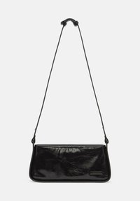 Sac à épaule en cuir noir avec une texture lisse et brillante et une fine bandoulière ajustable. Forme rectangulaire avec un design minimaliste.